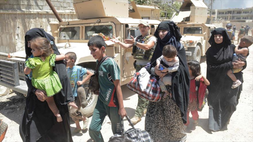 Civiles iraquíes desplazados por las batallas en Mosul entre las fuerzas gubernamentales y Daesh, 15 de junio de 2017.