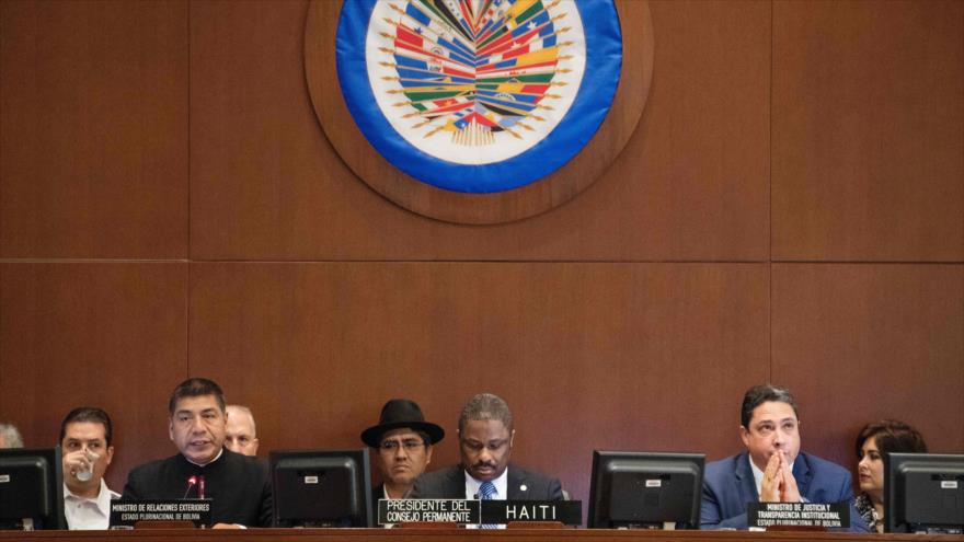 El canciller de Bolivia, Fernando Huanacuni (izda.), y el ministro de Justicia, Héctor Arce (dcha.) en la sesión de la OEA, 14 de junio de 2017.