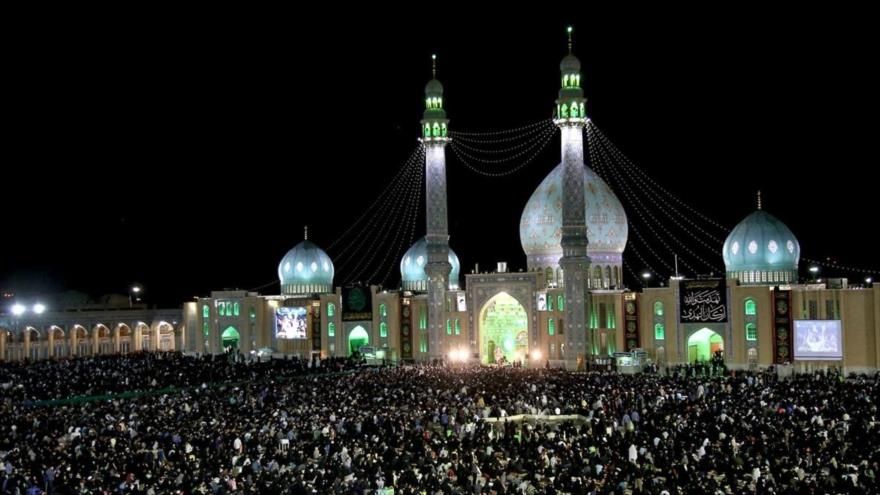 Iraníes conmemoran el aniversario del martirio del primer Imam de los chiíes, el Hazrat Ali (la paz sea con él), Qom (centro), 16 de junio de 2017.