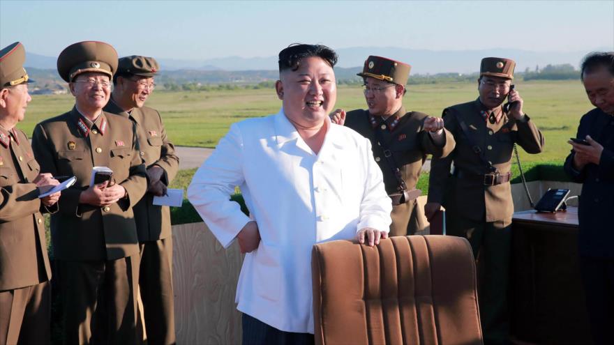 El líder de Corea de Norte, Kim Jong-un, inspecciona la prueba de un nuevo sistema antiaéreo, 28 de mayo de 2017.