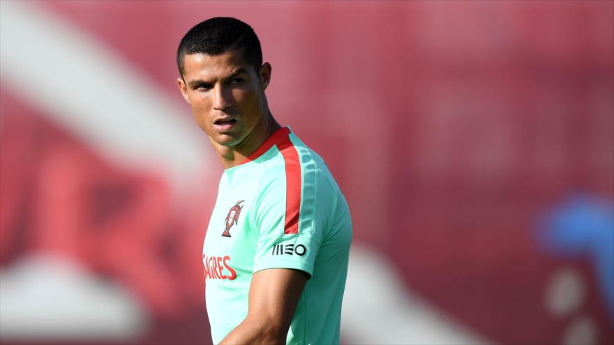 El delantero de Real Madrid Cristiano Ronaldo en una sesión de entrenamiento de Portugal para la Copa Confederaciones de Rusia, 16 de junio de 2017.