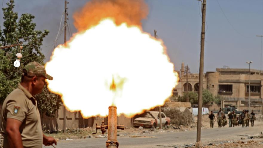 Soldado iraquí lanza granadas de mortero contra posiciones de Daesh en Mosul.