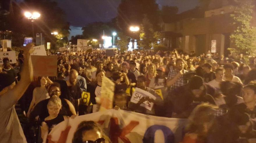 Masivas protestas por sentencia a policía que mató a un negro