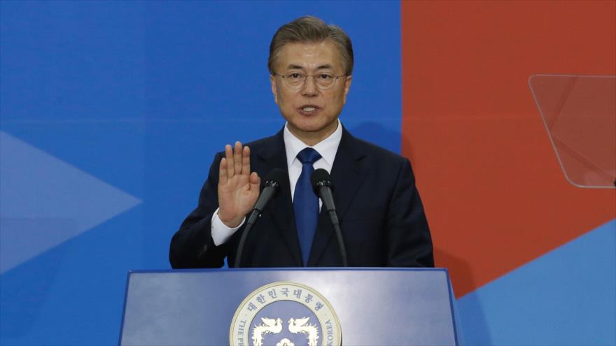 El presidente de Corea del Sur, Moon Jae-in, hace un juramento durante su ceremonia de toma de posesión en la Asamblea Nacional en Seúl, 10 de mayo de 2017. 