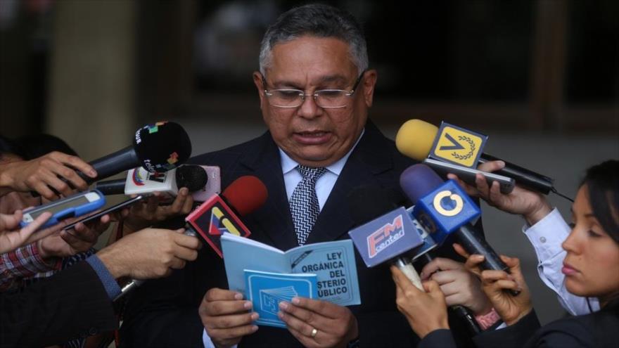 El diputado oficialista de Venezuela Pedro Carreño habla con los periodistas a su salida del Tribunal Supremo de Justicia (TSJ), 16 de junio de 2017.