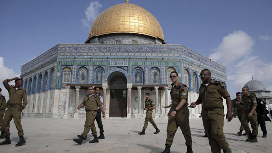 Soldados israelíes irrumpen en la Explanada de la Mezquita Al-Aqsa, en Al-Quds.
