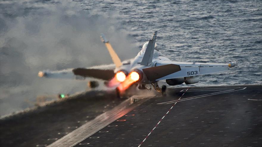 Avión de guerra F-18 de EE.UU. despega de un portaaviones para lanzar ataques en Siria.
