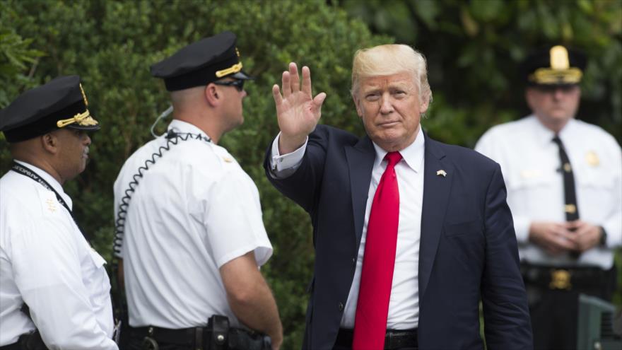 El presidente de EE.UU., Donald Trump, rodeado por oficiales del Servicio Secreto en la Casa Blanca, Washington, 16 de junio de 2017.