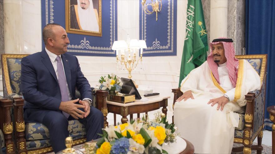 El rey saudí, Salman bin Abdulaziz (dcha.), recibe al canciller turco, Mevlut Cavusoglu, en su palacio, 16 de junio de 2017.