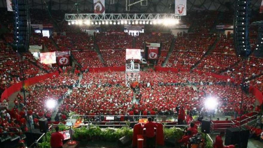 Una asamblea del Partido Socialista Unido de Venezuela (PSUV) para elegir 3988 jefes de Círculos de Lucha Popular, noviembre de 2014.