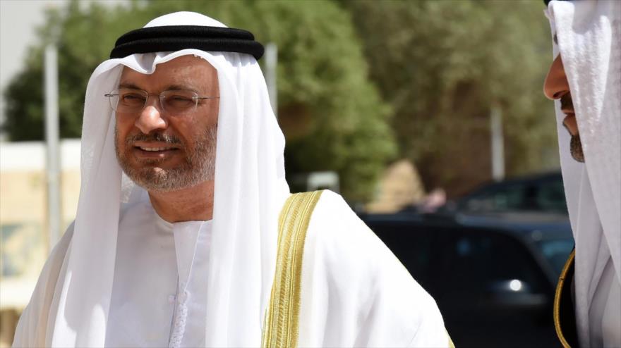El ministro emiratí de Exteriores, Mohamad Anwar Gargash llega a una reunión en Riad (capital saudí), 13 de octubre de 2016.