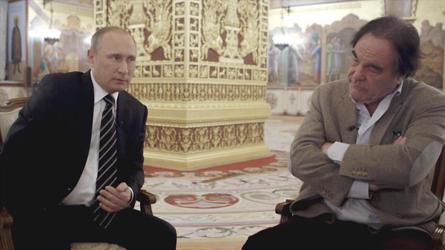 El presidente de Rusia, Vladimir Putin (izda.) ofrece una entrevista al cineasta estadounidense Oliver Stone, en el Kremlin.
