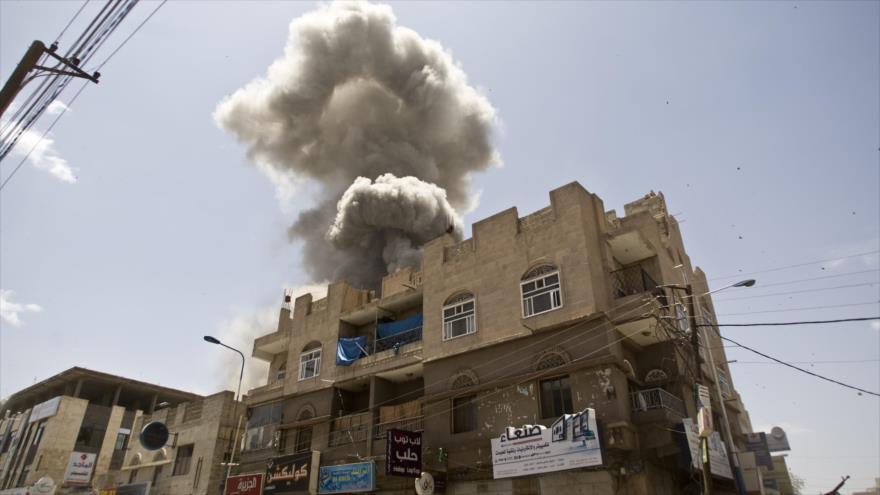 Columna de humo producida tras un ataque aéreo saudí contra Saná (Yemen).