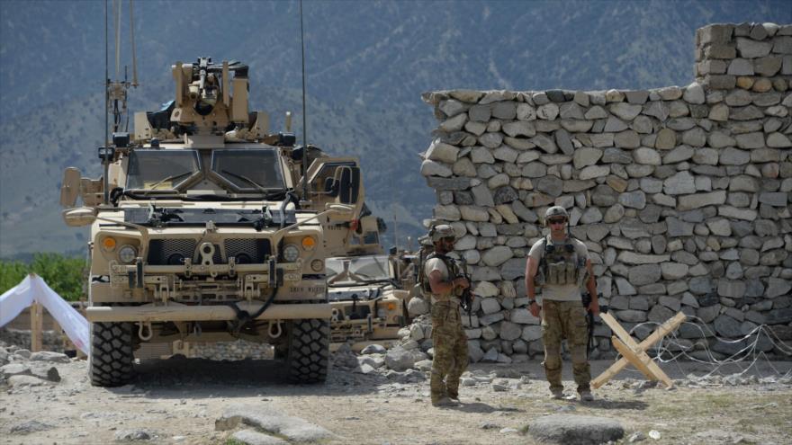 Soldados estadounidenses patrullan cerca del sitio de un bombardeo en el distrito de Achin de la provincia de Nangarhar en Afganistán, 15 de abril de 2017.
