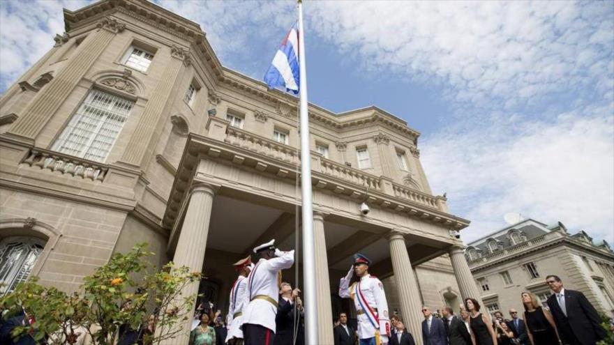 Tras medio siglo de distanciamiento, ondeó la bandera de Cuba en la embajada de ese país en Washington, capital de EE.UU., 20 de julio de 2015.