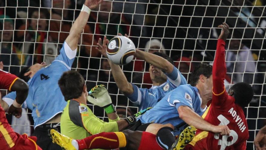 El futbolista uruguayo, Luis Suárez, detiene un gol con las manos ante Ghana en la Clasificación para el Mundial de 2010.