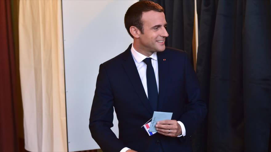 
El presidente galo Emmanuel Macron, después de votar en una mesa de votación en la ciudad de Le Touquet, norte de Francia, 18 de junio de 2017. 
