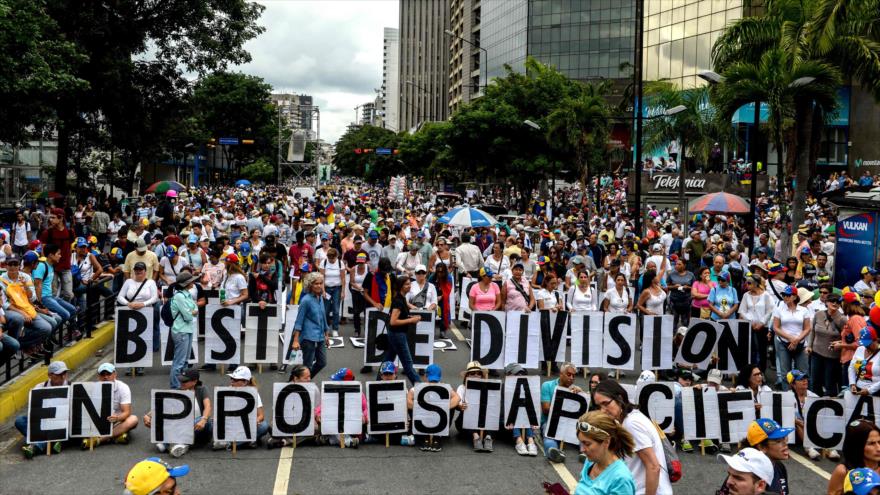Opositores venezolanos se reúnen para protestar contra el Gobierno del presidente Nicolás Maduro en Caracas, 17 de junio de 2017.