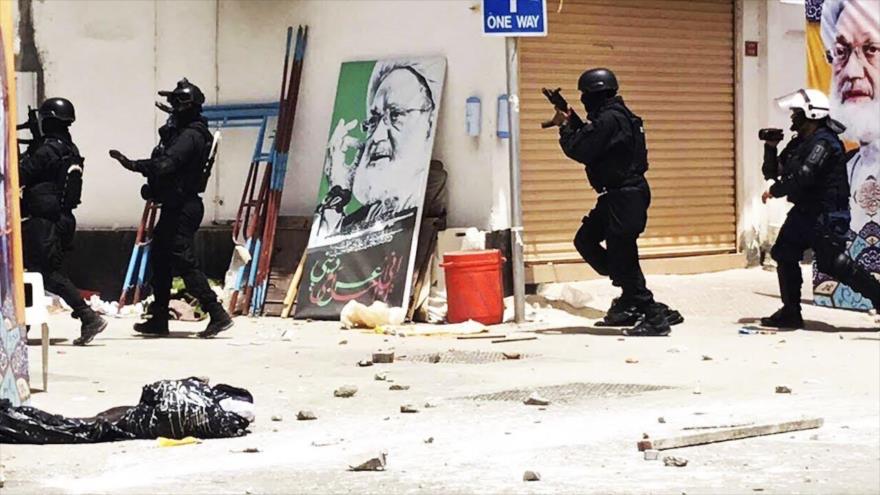 Los agentes de seguridad de Baréin buscan dispersar a los manifestantes antigubernamentales.