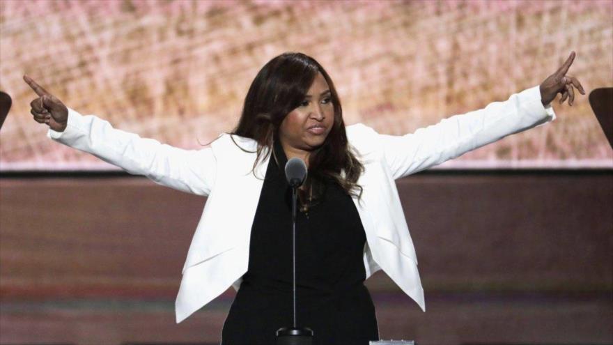 Lynne Patton da un discurso en la convención republicana de julio de 2016.