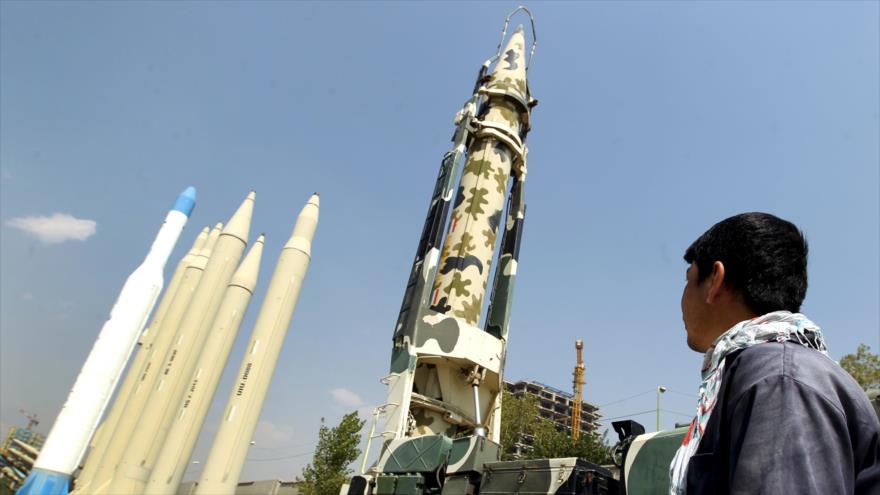 Un conjunto de misiles iraníes instalados en el Museo de Defensa Sagrada en la capitalina ciudad de Teherán.