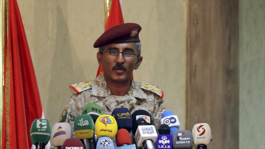 El coronel Sharaf Luqman, portavoz del Ejército yemení, durante una rueda de prensa.