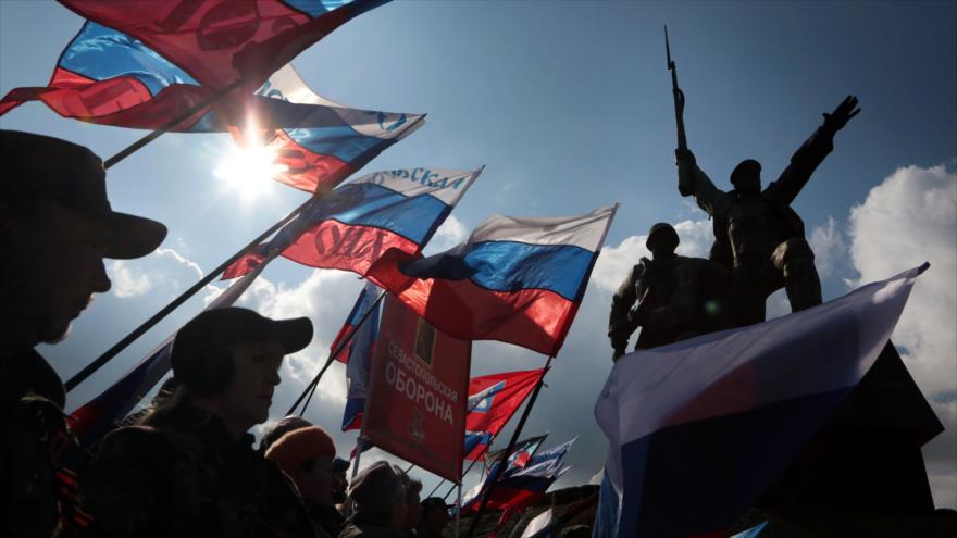 Ondea la bandera rusa en las celebraciones del tercer aniversario de la anexión de Crimea por la Federación Rusa en Sebastopol, 18 de marzo de 2017.