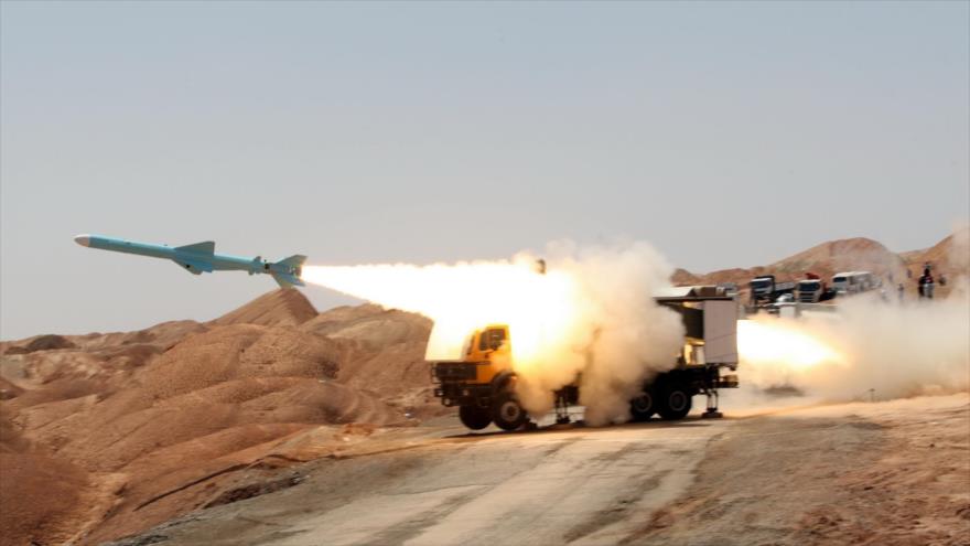 El momento de la prueba del lanzamiento del misil balístico iraní, denominado Qader.