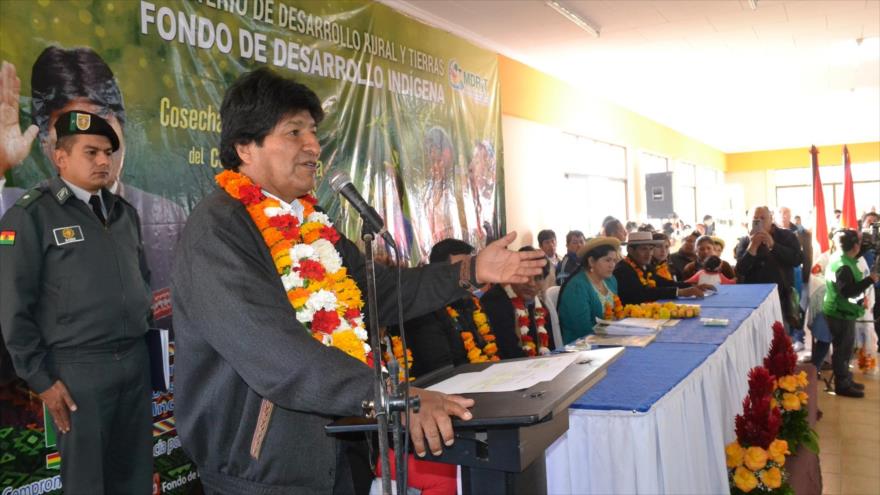 El presidente de Bolivia, Evo Morales, entrega recursos económicos para proyectos del Fondo Indígena a municipios en Tarija, 17 de junio de 2017.