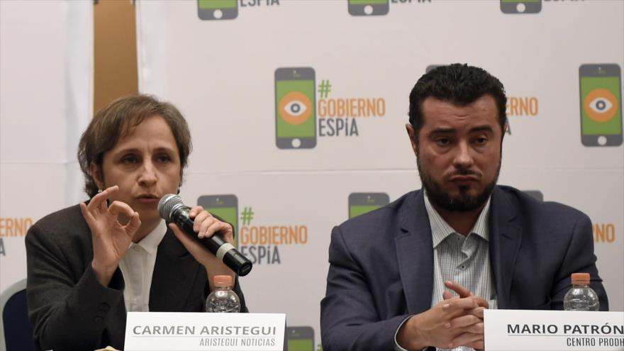 La periodista mexicana Carmen Aristegui (izq.) y el director del Centro Mexicano de Derechos Humanos, Mario Patrón, México, 19 de junio de 2017.