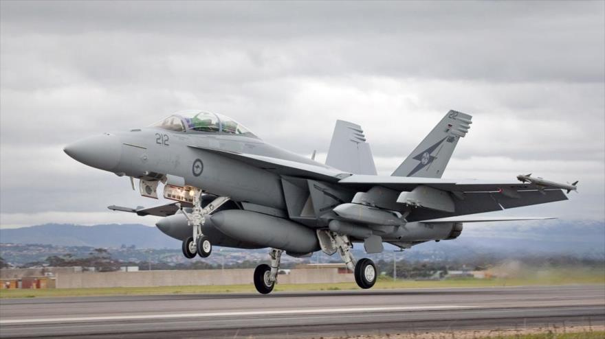 Un caza Super Hornet de la La Real Fuerza Aérea Australiana (RAAF, por sus siglas en inglés) se despega para realizar operaciones.