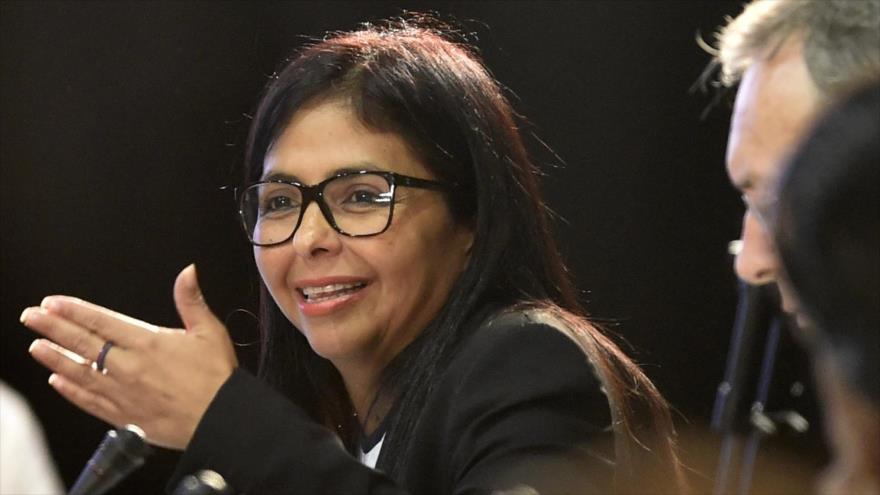 
La canciller de Venezuela, Delcy Rodríguez, habla en una reunión con sus homólogos antes de la Asamblea de la OEA en México, 19 de junio de 2017. 
