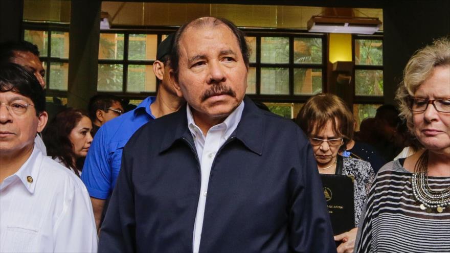 El presidente de Nicaragua, Daniel Ortega (C), asiste al funeral del excanciller nicaragüense en Managua, 9 de junio de 2017.