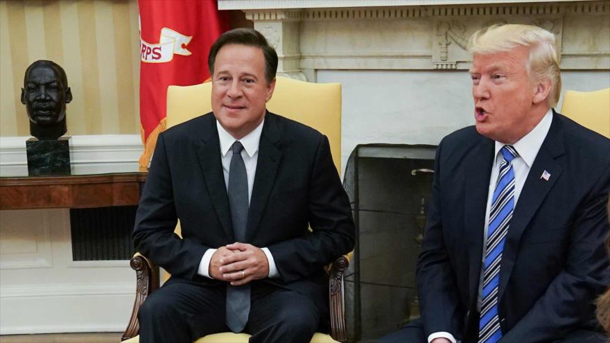 El presidente de EE.UU., Donald Trump (dcha.), se reúne con su par panameño, Juan Carlos Varela, en la Casa Blanca, Washington, 19 de junio de 2017.