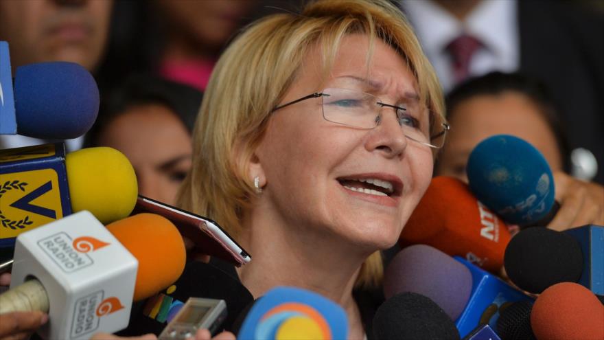 La fiscal general de Venezuela, Luisa Ortega, se dirige a los periodistas fuera del edificio del TSJ en Caracas, 13 de junio de 2017.