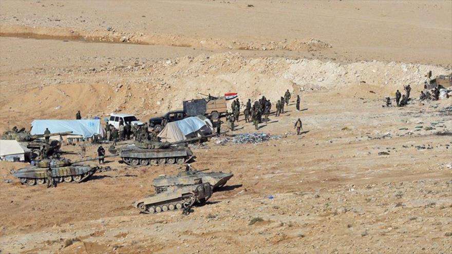 Varios tanques del Ejército sirio en una región en la provincia de Alepo, norte de Siria.