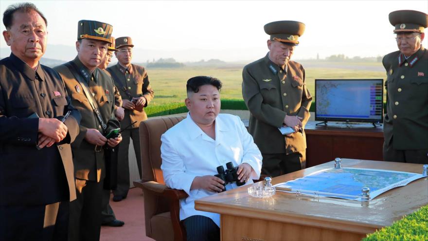 El líder norcoraeno, Kim Jong-un, supervisa una prueba de misil.