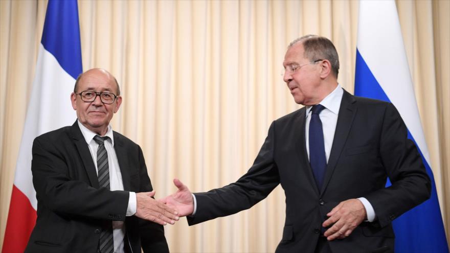 El canciller ruso, Serguei Lavrov (dcha.), en una rueda de prensa con su homólogo francés, Jean-Yves Le Drian, 20 de junio de 2017.