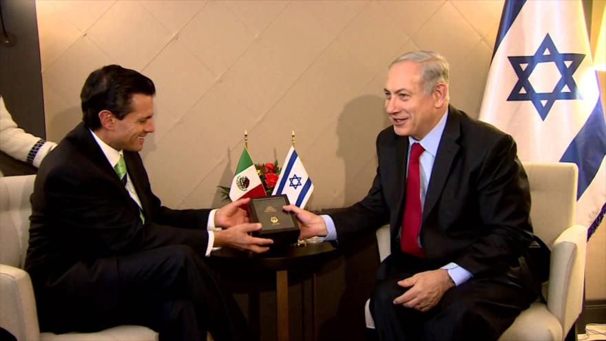 El presidente de México, Enrique Peña Nieto (izda.), y el premier israelí, Benyamin Netanyahu, en una reunión en Davos, Suiza, 24 de enero de 2014.