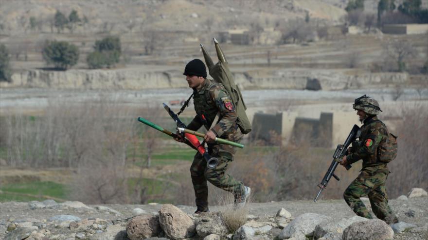 Soldados afganos con camuflajes bosque durante ejercicios en Afganistán, 16 de febrero de 2017.