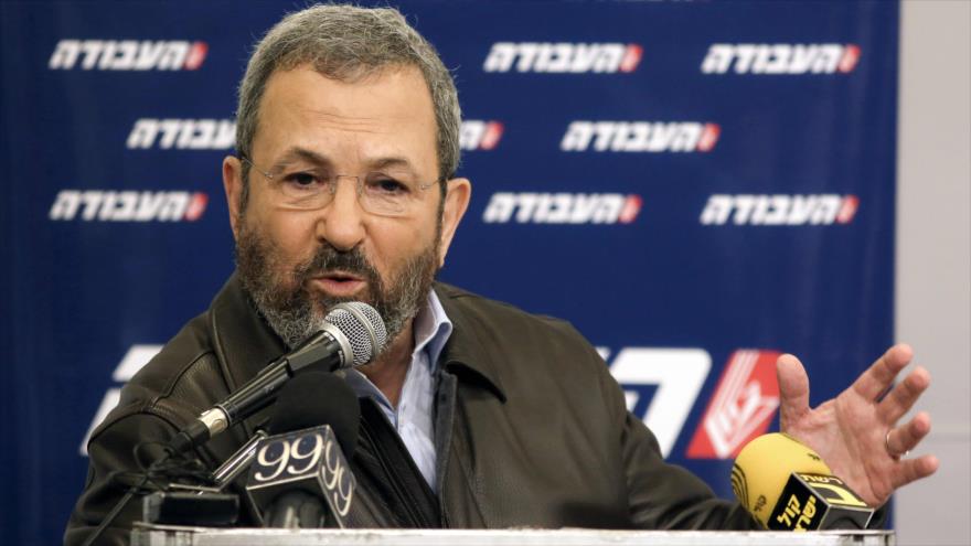 El ex primer ministro israelí Ehud Barak habla durante una reunión con activistas del Partido Laborista en Tel Aviv, 29 de enero de 2017. 