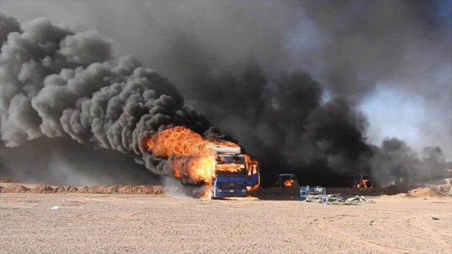 El grupo terrorista EIIL incendia camiones en un cuartel general del Ejército iraquí en la provincia de Al-Anbar.