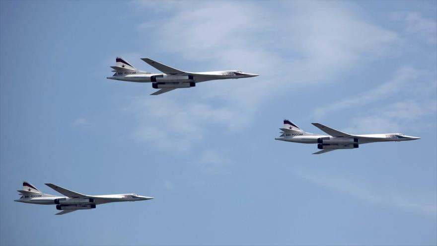 Tres bombarderos supersónicos rusos, tipo Tu-160 en pleno vuelo.