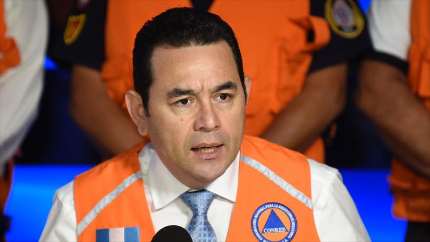 El presidente guatemalteco, Jimmy Morales, ofrece una conferencia de prensa luego de un fuerte terremoto que azotó al país, 14 de junio de 2017.
