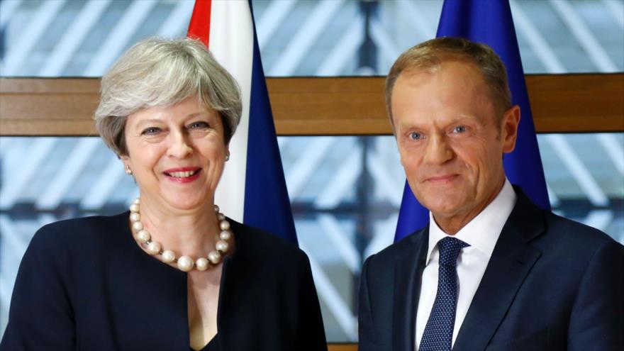 La premier británica, Theresa May, y el presidente del Consejo Europeo, Donald Tusk, posan antes de una reunión en Bruselas, 22 de junio de 2017.