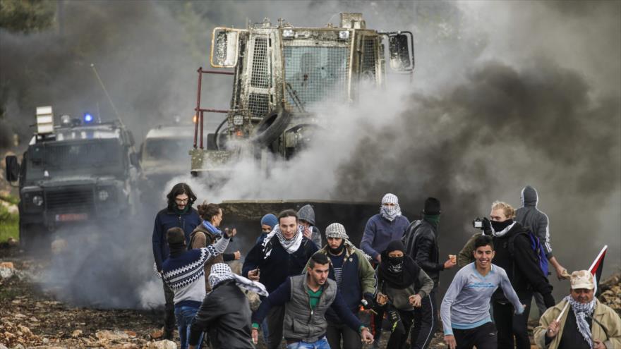 Palestinos huyen del peligroso avance de una excavadora israelí en la aldea de Kfar Qaddum, cerca de Naplusa, en Cisjordania ocupada. 17 de febrero 2017