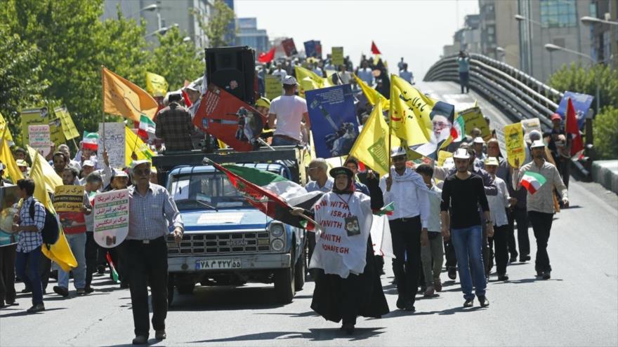 Ciudadanos iraníes con banderas de Palestina y cárteles antisraelíes participan en la marcha del Día Mundial de Al-Quds, 23 de junio de 2017.