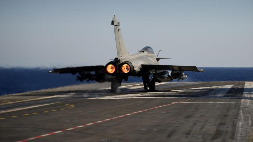 El Dassault Rafale despega de una de los portaaviones de la llamada “coalición” para bombardear las supuestas posiciones de Daesh, 2 de octubre de 2016.