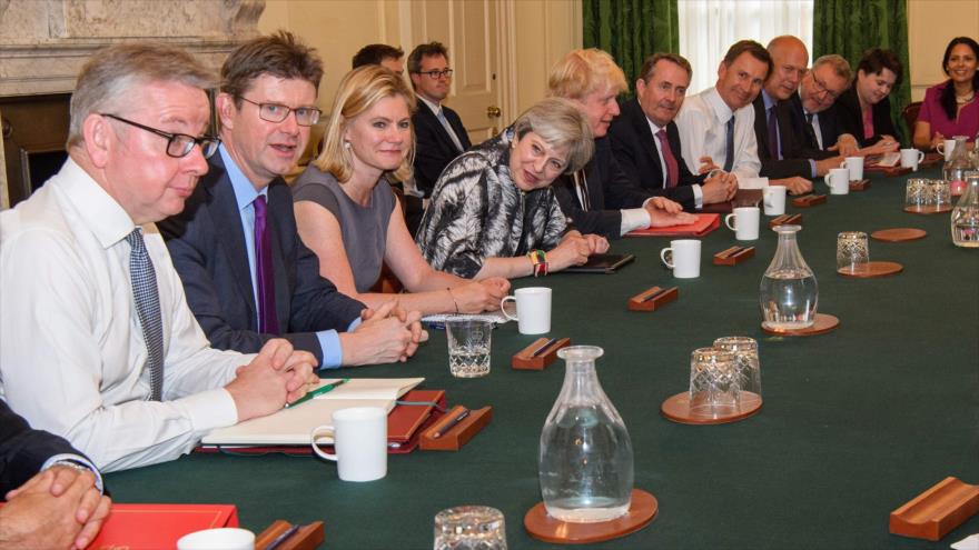 Los ministros británicos Greg Clark (2º a la izda.) y Justine Greening (3ª a la izda.) en primera reunión de gabinete de Theresa May, 12 de junio de 2017.