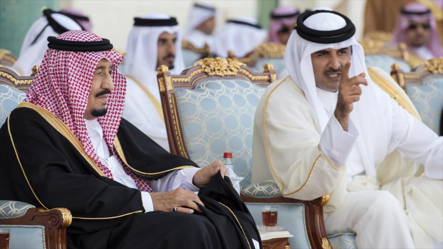 El emir cataí, el sheij Tamim bin Hamad Al Zani (dcha.), y el rey saudí, Salman bin Abdulaziz Al Saud, en una ceremonia en Doha, 5 de diciembre de 2016.